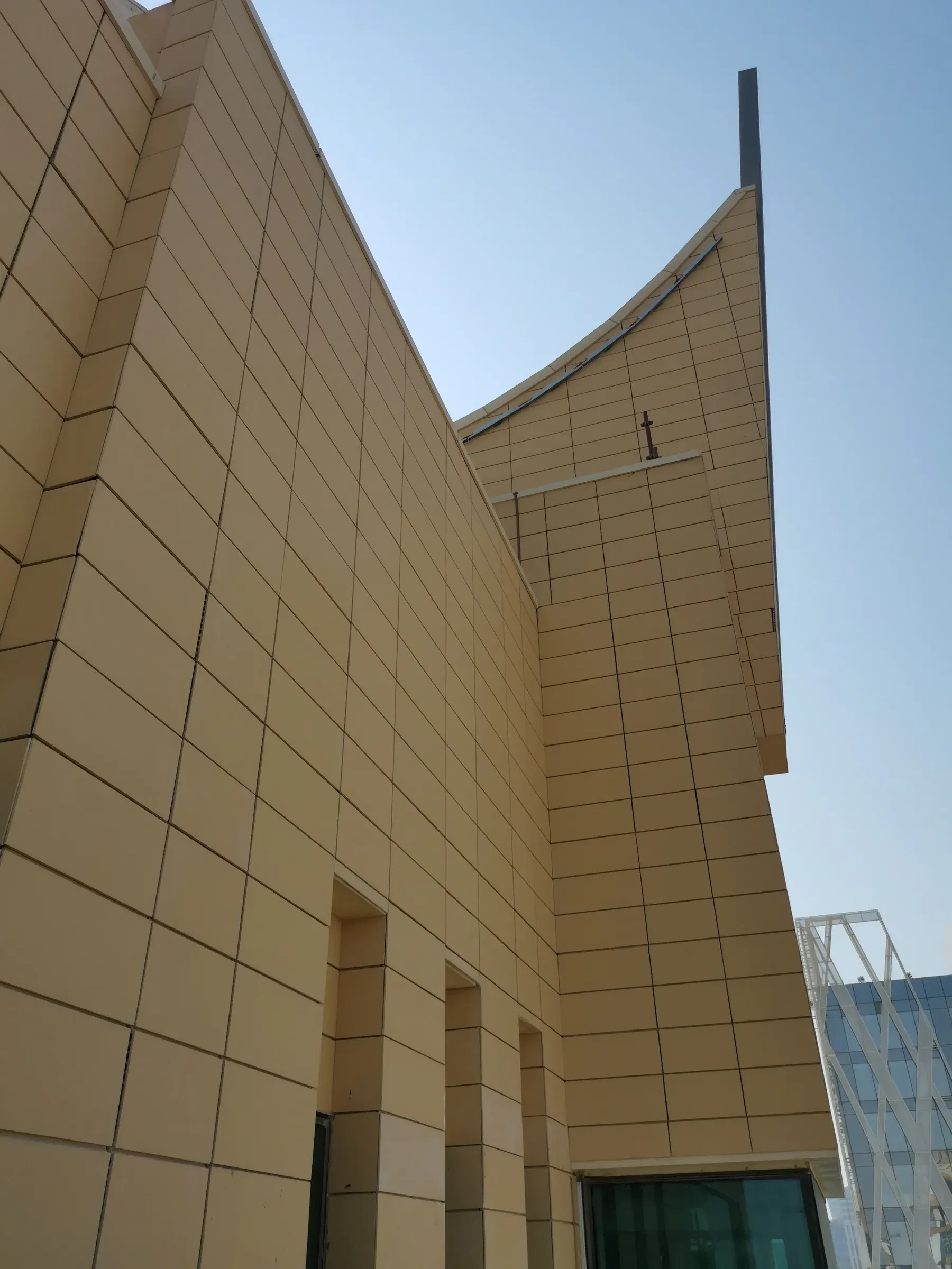 Sculpted crown of Al Majed Tower