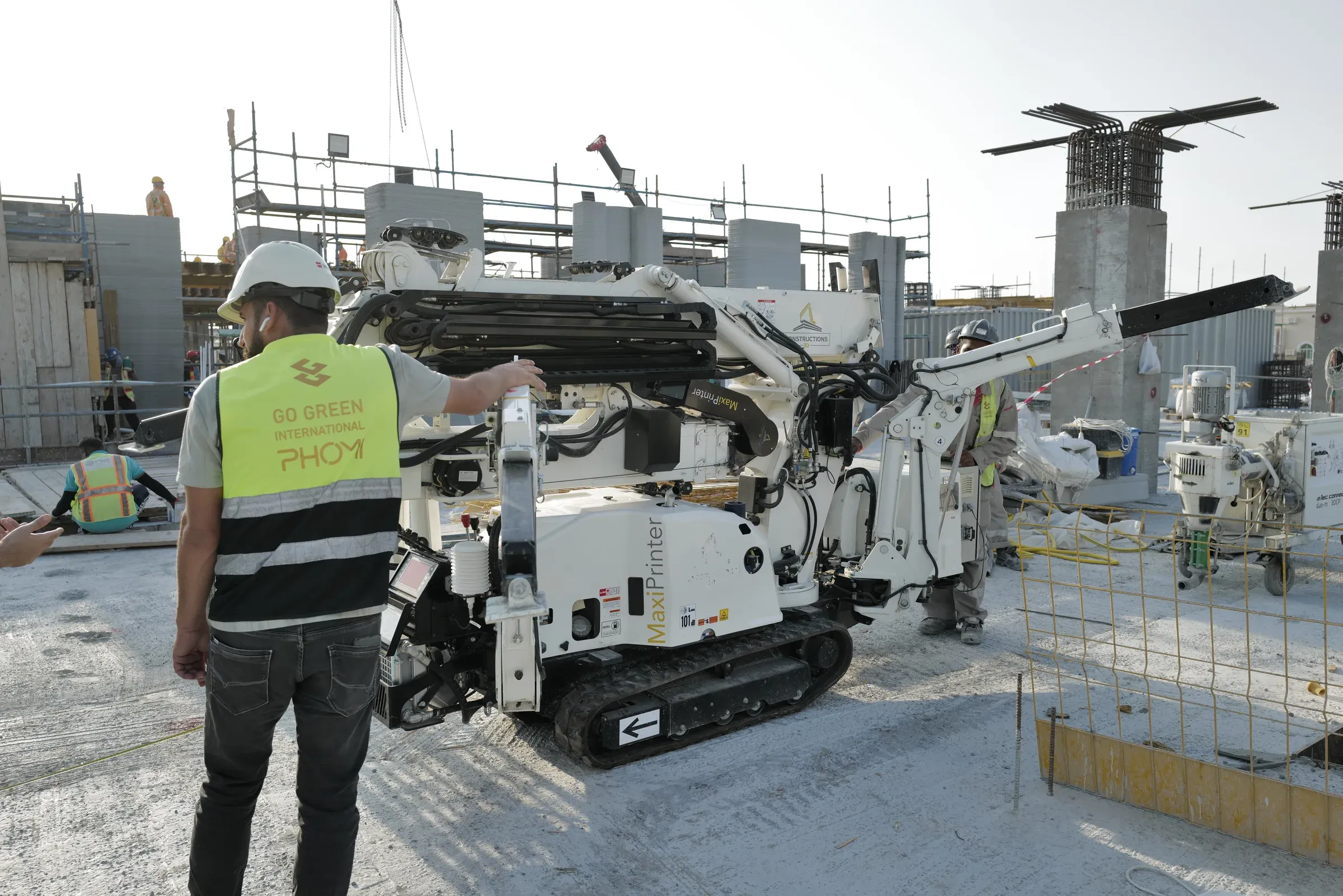 GGI operator beside a MaxiPrinter