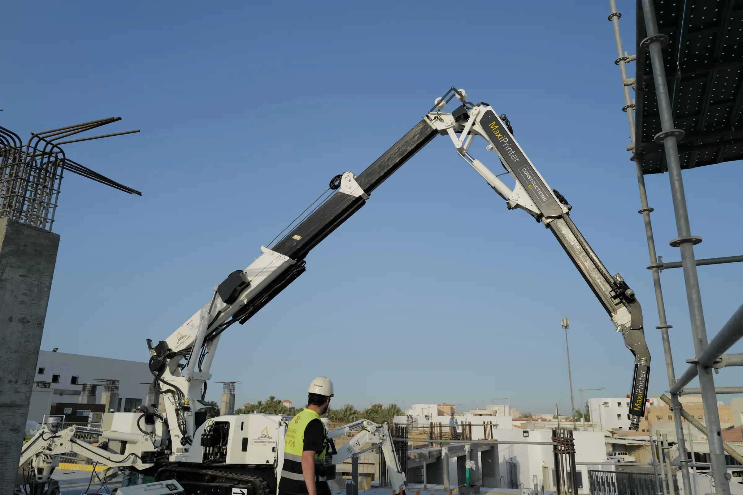 MaxiPrinter arm arching over the site with a GGI operator