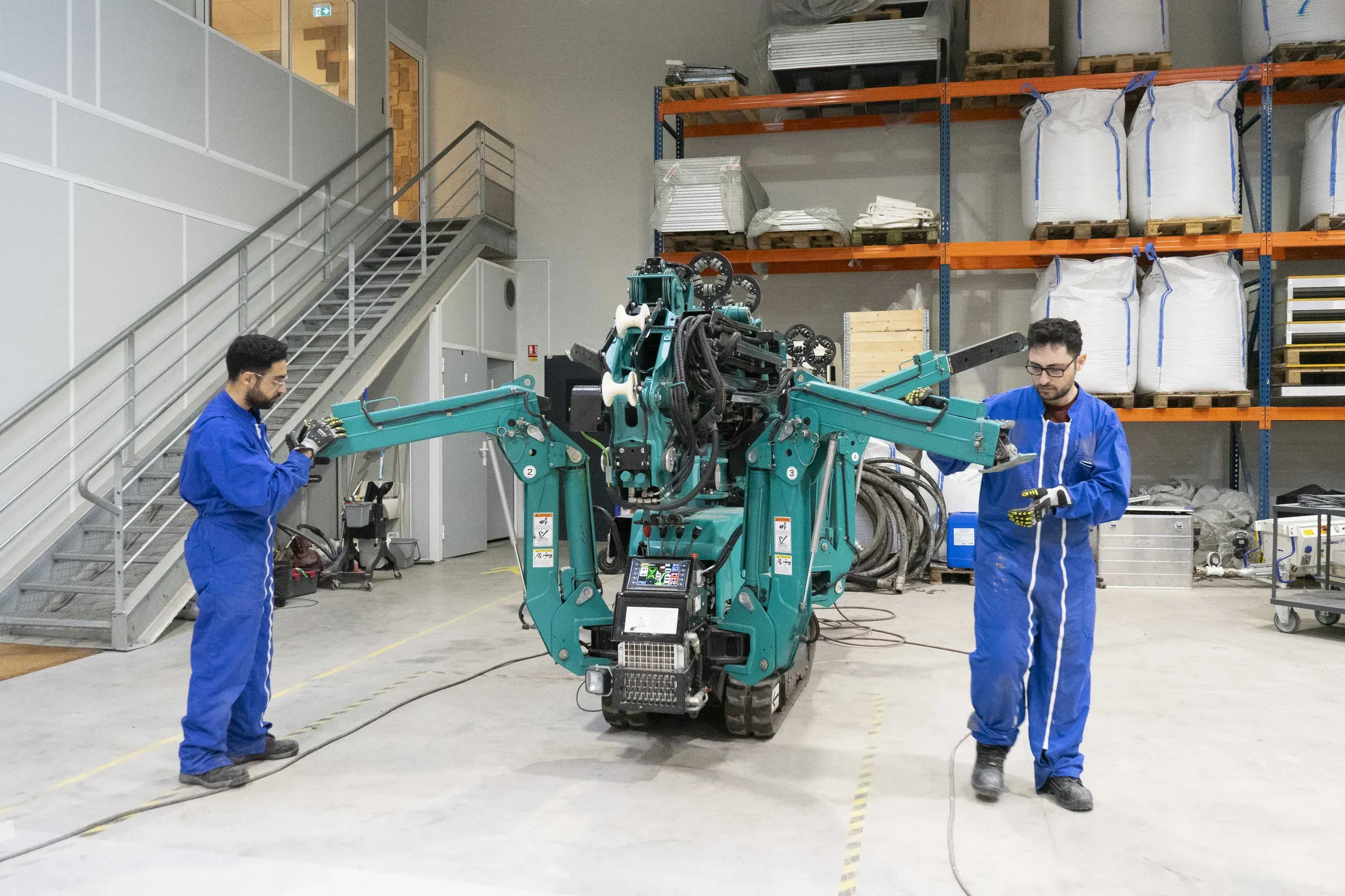 Two GGI trainees with a MaxiPrinter at the Constructions-3D workshop