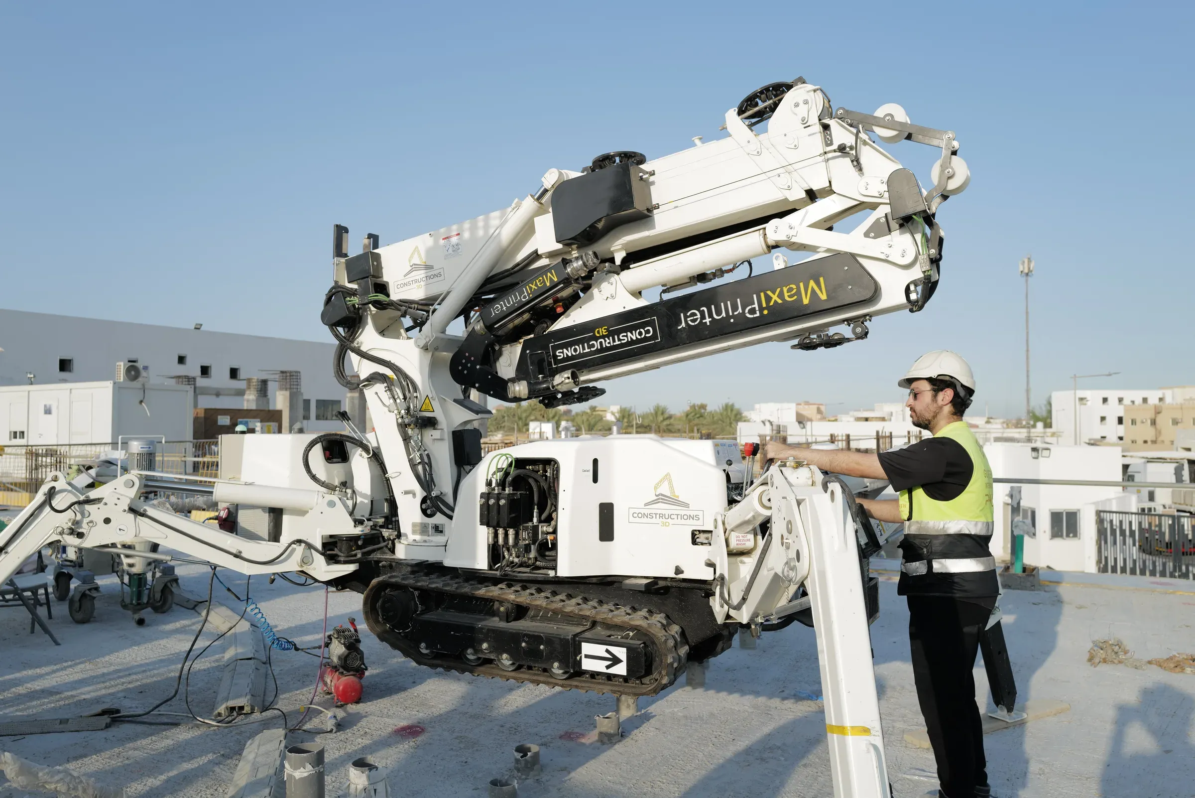 Operator unfolding the MaxiPrinter arm